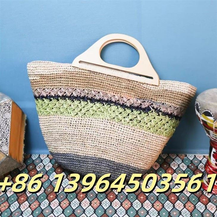Beg tangan raffia dengan pemegang kayu