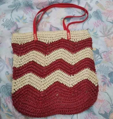 Beg jerami wanita bergelombang bergelombang merah