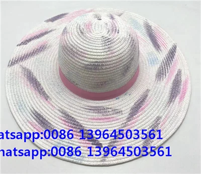 Kertas yang dilipat dengan topi jerami yang dilipat