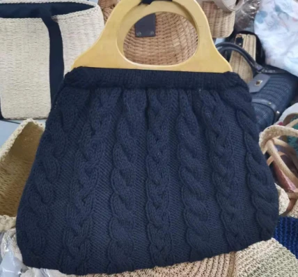 Beg Tangan Wanita Hitam Berbulu Dengan Pemegang Kayu