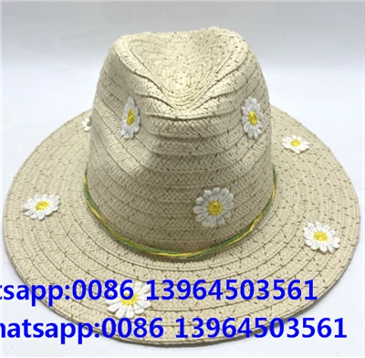 Topi cahaya matahari yang ditimbulkan oleh wanita jerami