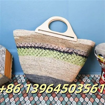 Beg tangan raffia dengan pemegang kayu