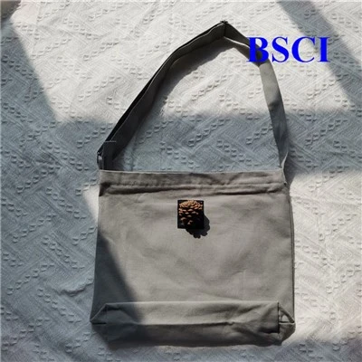 Beg bahu kanvas dengan zip