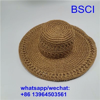 Topi pantai wanita muda