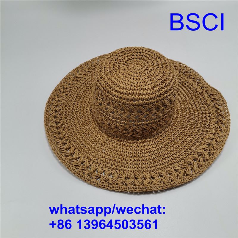 Topi pantai wanita muda